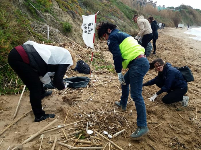 Il Porto di Marianello ripulito dagli studenti del liceo Linares