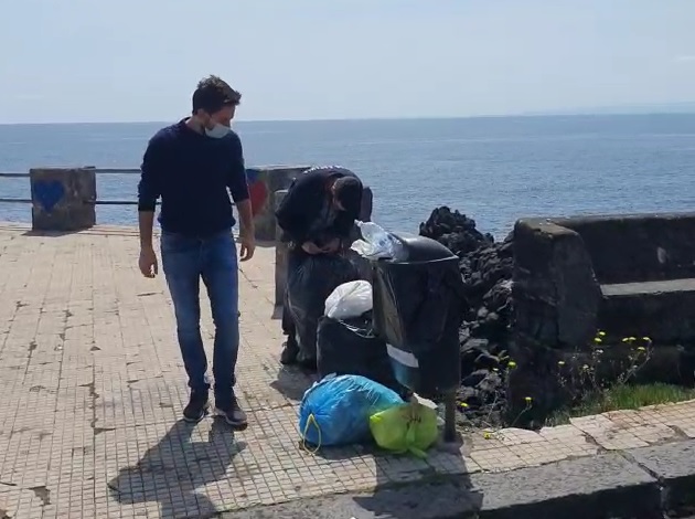 Ambiente, giovani volontari in azione nel lungomare di Catania