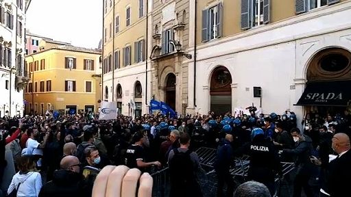 Ristoratori in piazza per chiedere riaperture, scontri con la Polizia