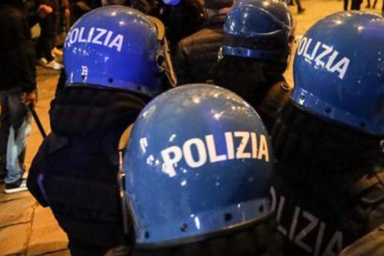 Milano, maxi rissa in strada: 60 persone armate, un bimbo in ospedale