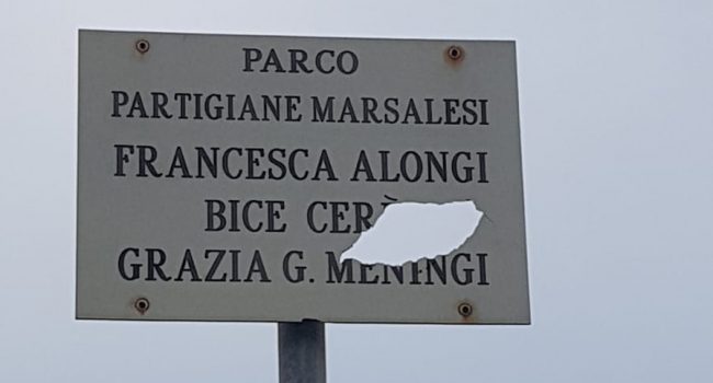 25 aprile, ancora sfregiata a Marsala la targa delle Partigiane