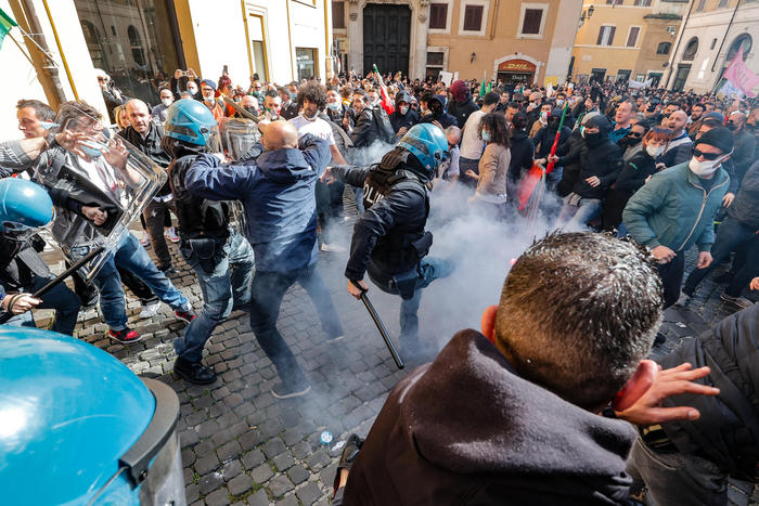 Covid, sulle proteste, attenzione a chi fomenta gli scontri