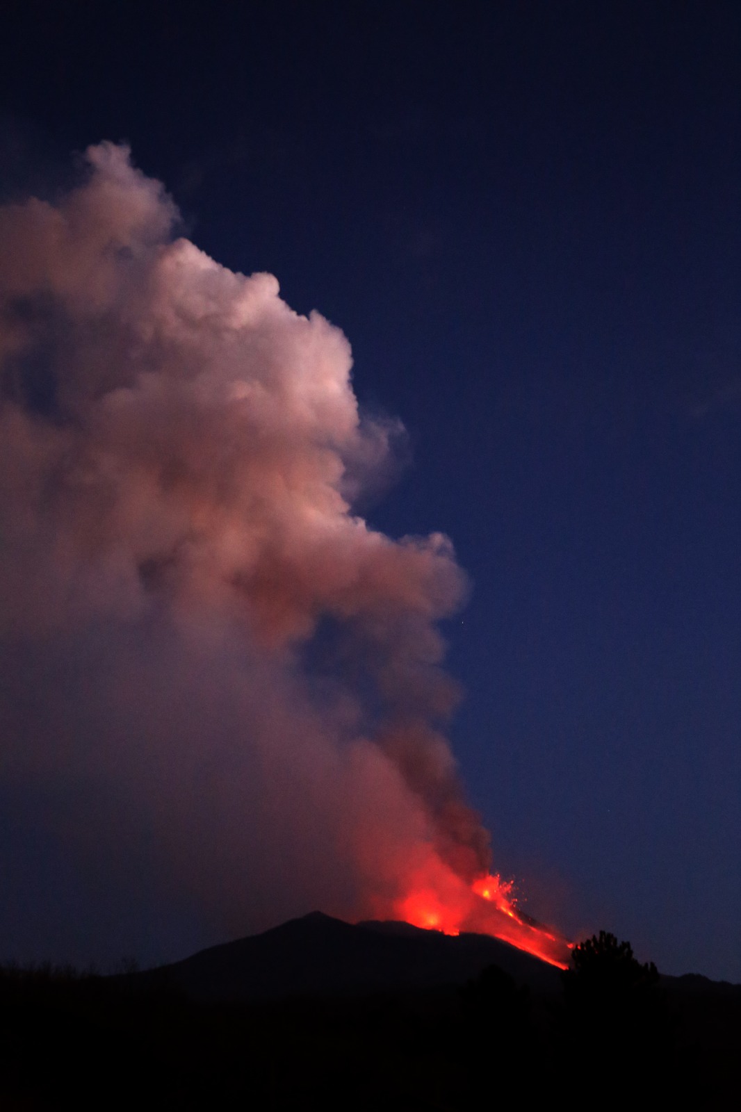 Etna, nuovo parossismo, con fontane di lava e cenere