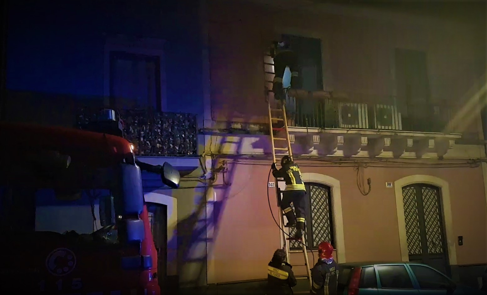 Catania, Vigili del fuoco bloccano incendio sul nascere