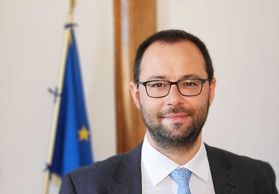 Taglio fondi per l’agricoltura in Sicilia, Patuanelli tira dritto