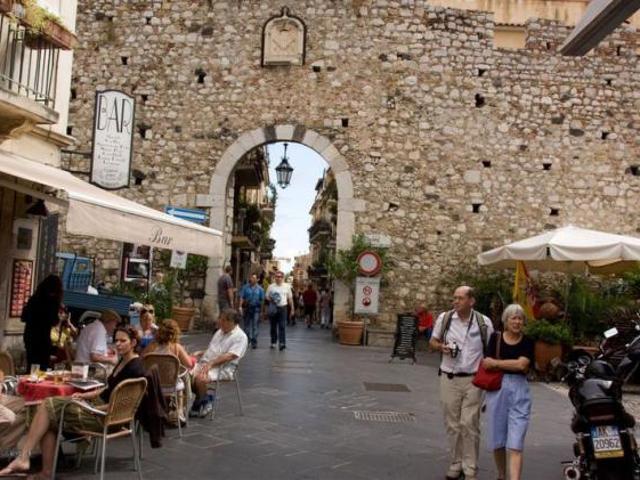 Regolamento dei suoli pubblici, Taormina attendeva dal 2001