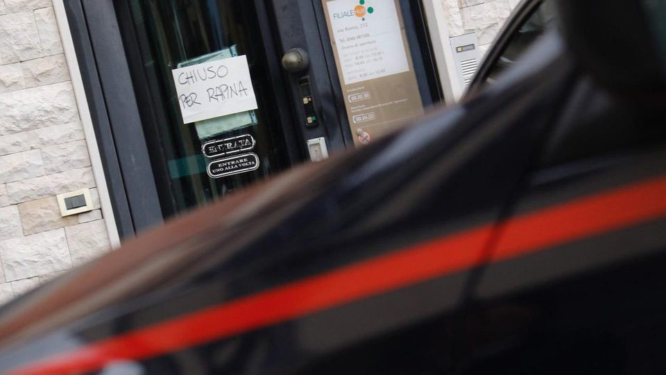 Criminalità in banca, l’Abi: “Nel 2020 in Sicilia rapine in calo del 48,6%”