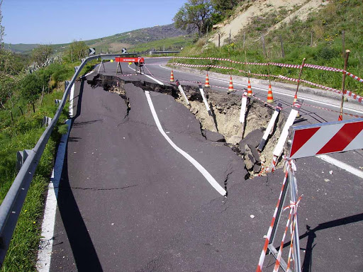 “La disastrosa situazione della rete stradale siciliana :disagi  e rallentamenti che si ripercuotono sull’economia isolana”
