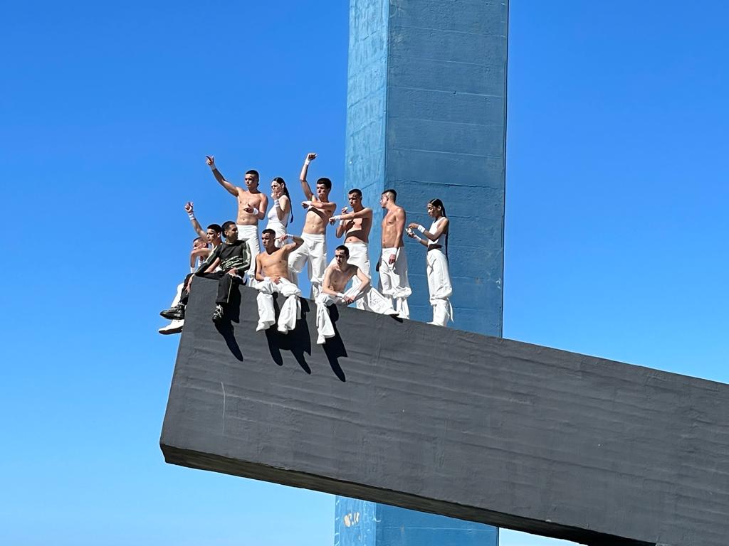 Nuovo videoclip di Mahmood tra le opere monumentali di Fiumara d’arte