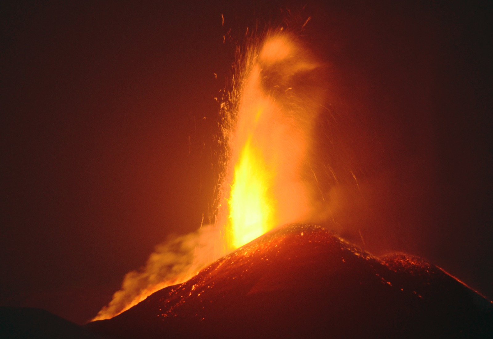 Etna, fontane di lava e nube di cenere dal cratere di Sud est