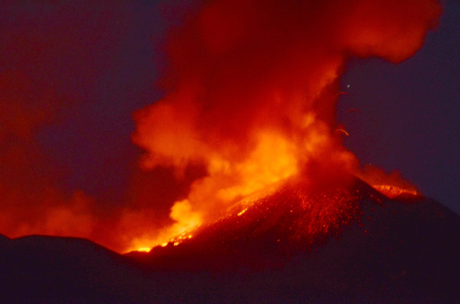 Etna, spettacolo notturno, attività stromboliana dal Sud est