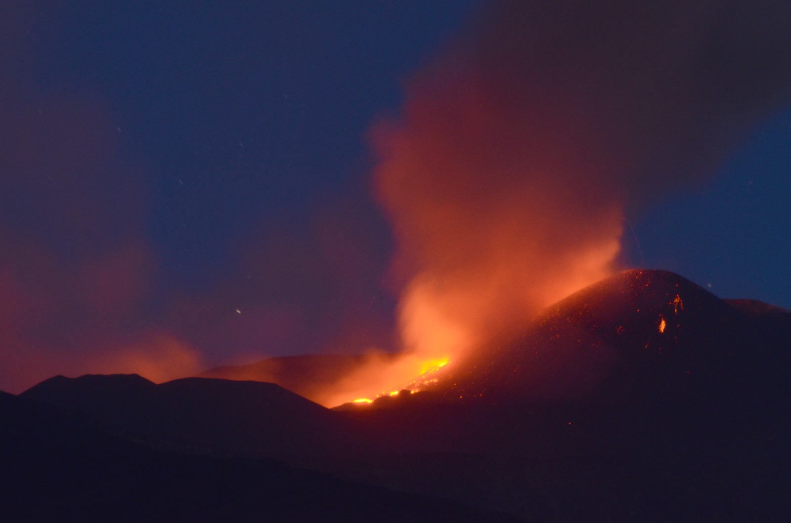Etna, ancora fontane di lava notturne dal Sud est