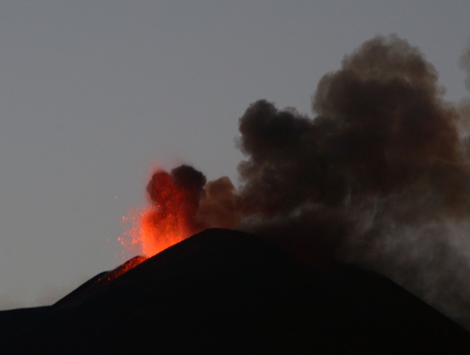 Etna, parossismo dal Sud-Est, fontane di lava e nube di cenere