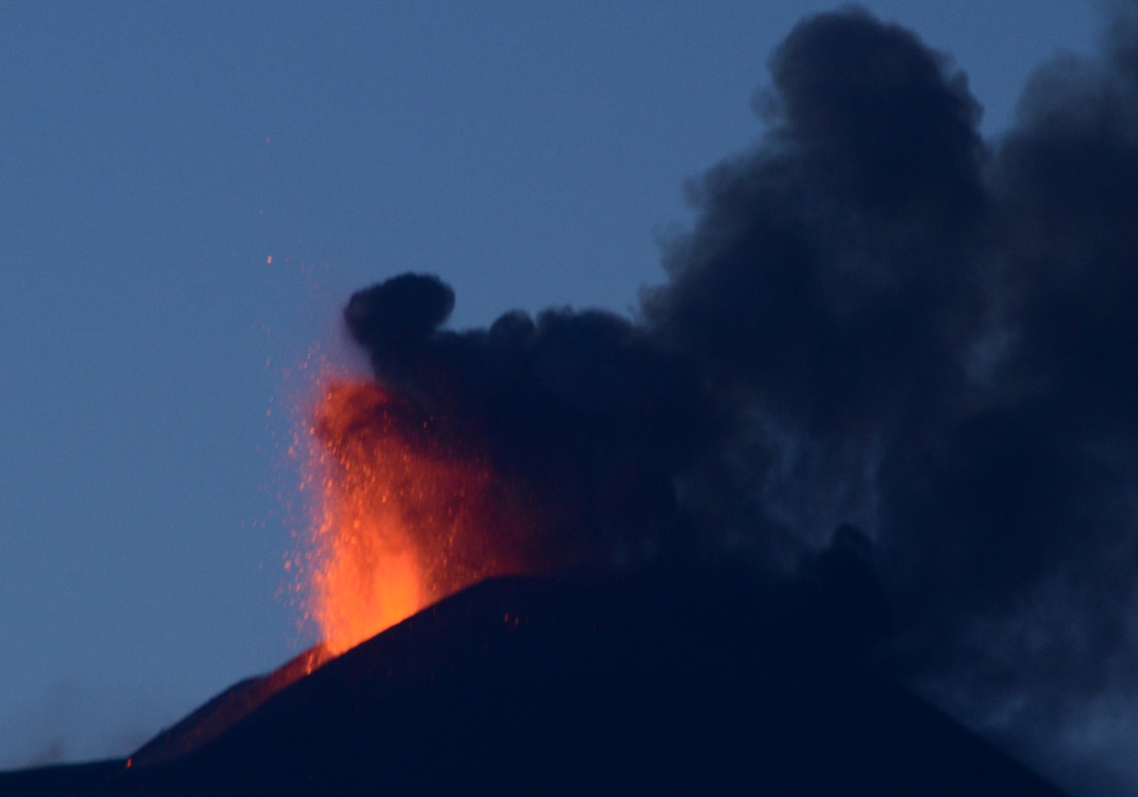 Etna, ancora un parossismo, fontana di lava e nube di cenere