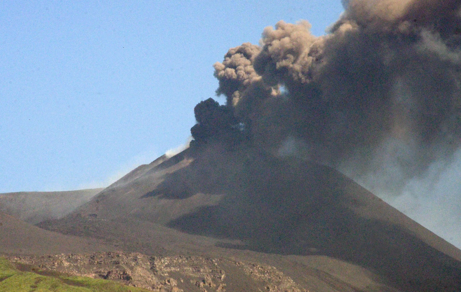Etna ancora in eruzione, chiuso e riaperto l’aeroporto di Catania