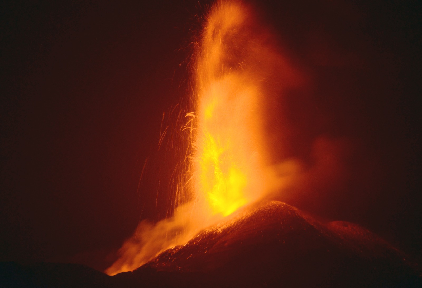 Etna, concluso parossismo, nube eruttiva di sette chilometri Etna, concluso parossismo, nube eruttiva di sette chilometri