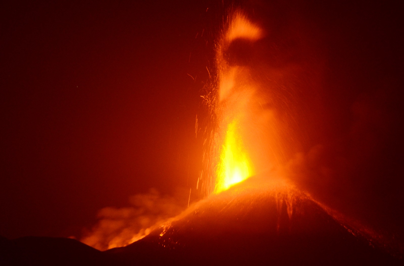 Etna, nuova nottata di spettacolo, stamattina la ripresa