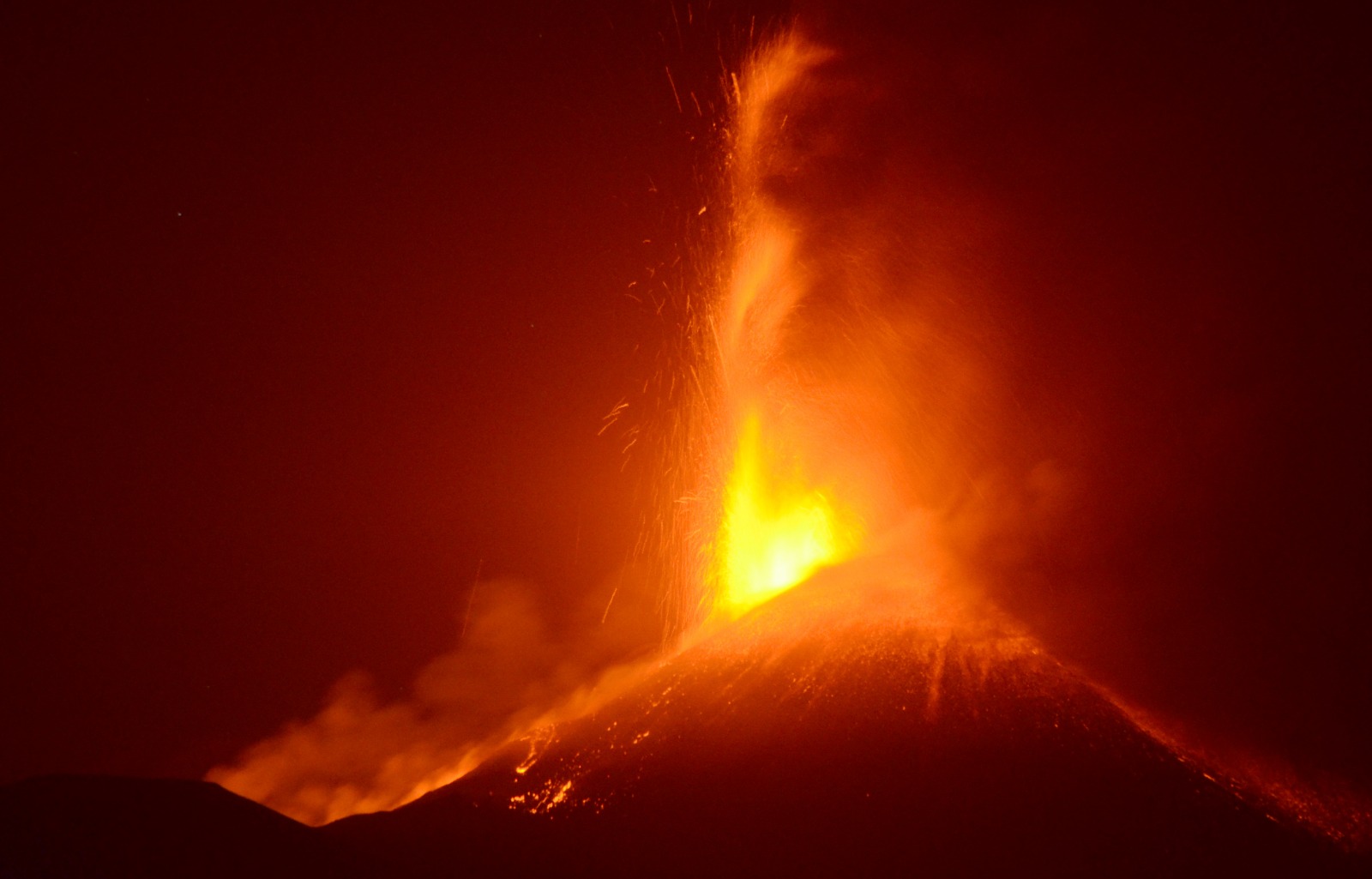 Etna, nuova eruzione, fontana di lava ed esplosioni