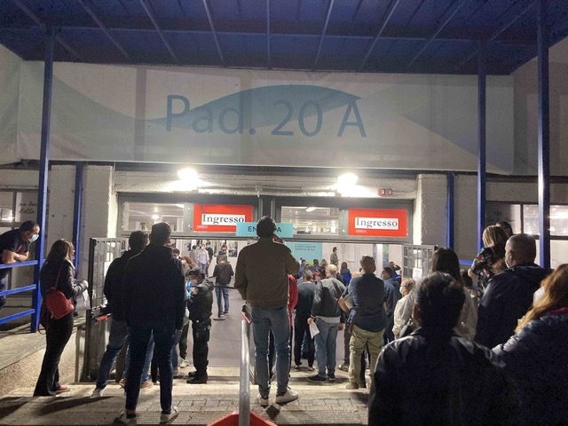 Covid, vaccino notturno in Fiera a Palermo, 600 le inoculazioni