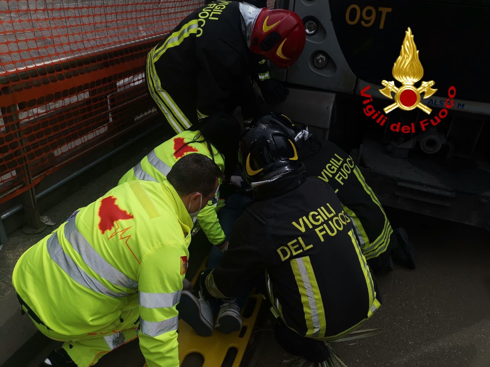 Messina, finisce sotto un tram, salvato dai Vigili del Fuoco