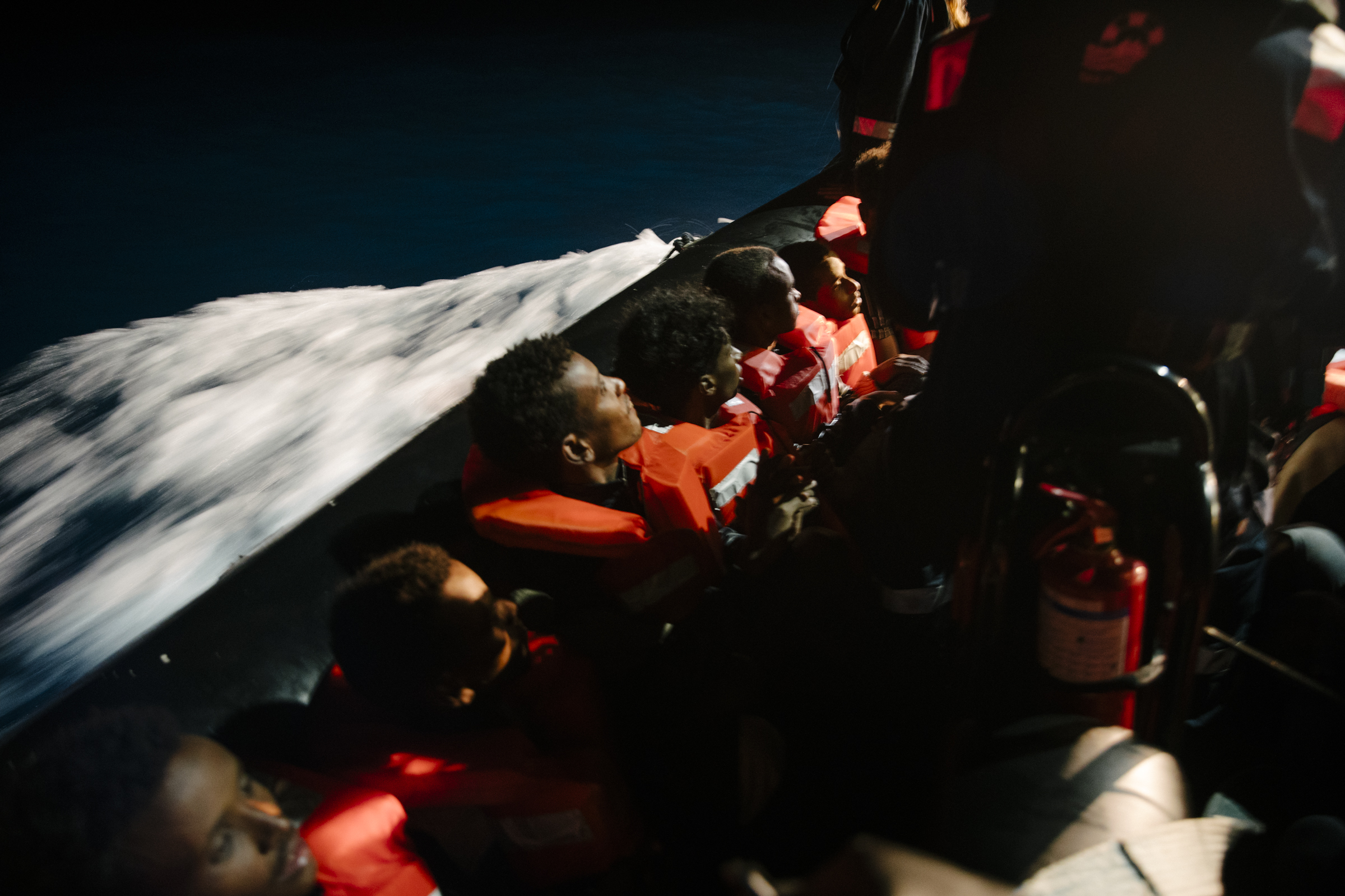 Sea Watch, 463 persone in mare da una settimana, “Tempesta in arrivo, fateci sbarcare”