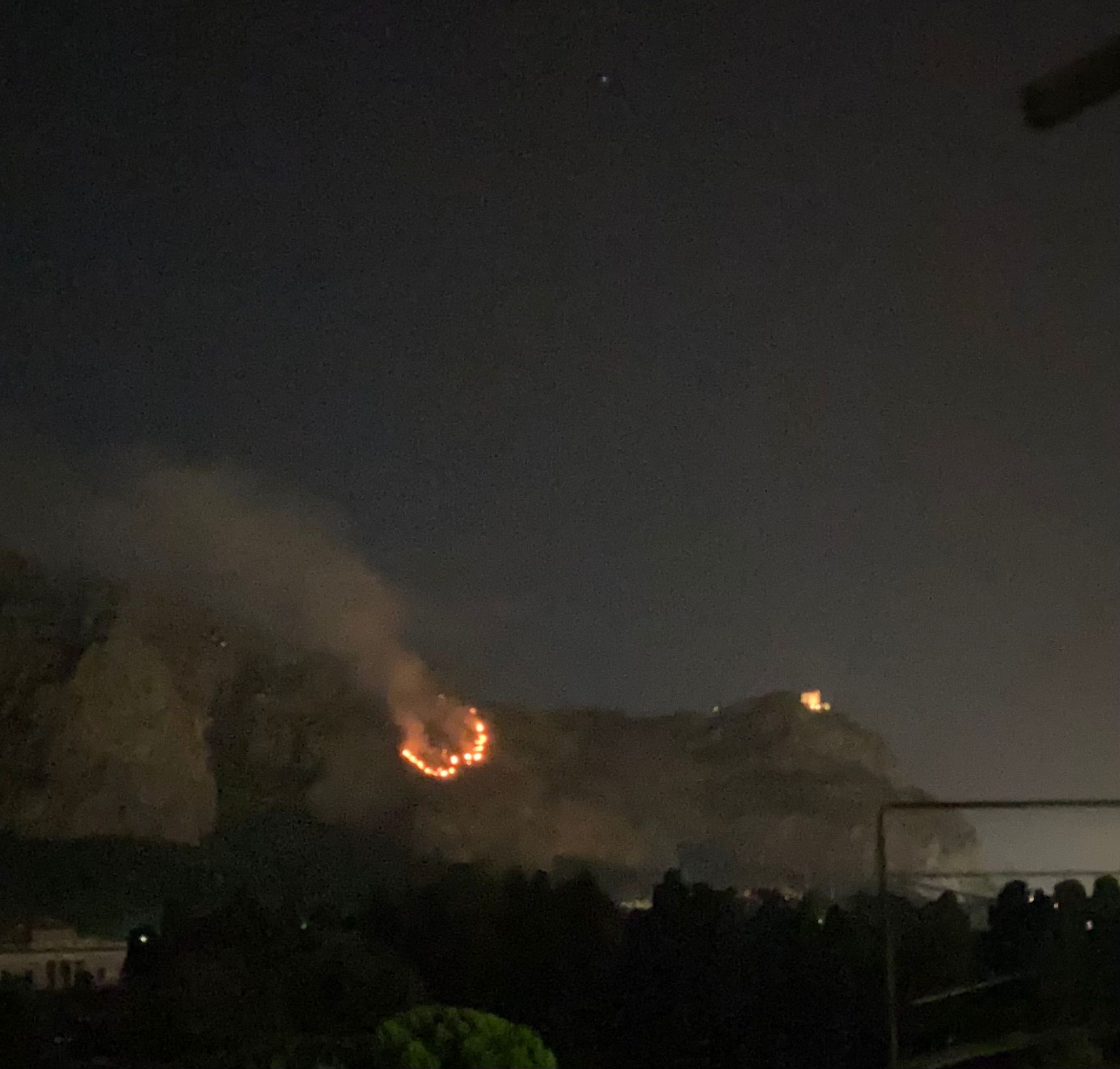 Incendio su Monte Pellegrino, ritrovati fumogeni dei tifosi