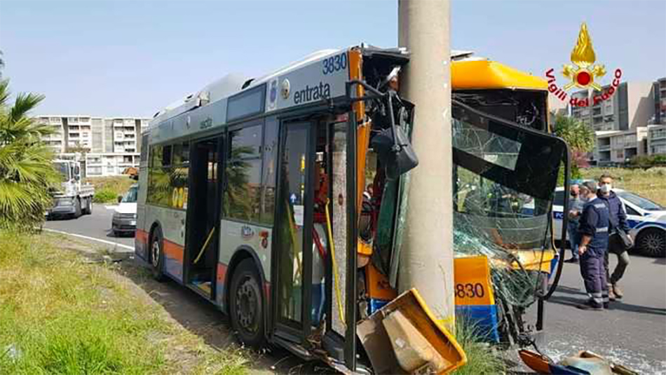 Catania, bus Amt si schianta contro palo, 7 feriti di cui 2 gravi