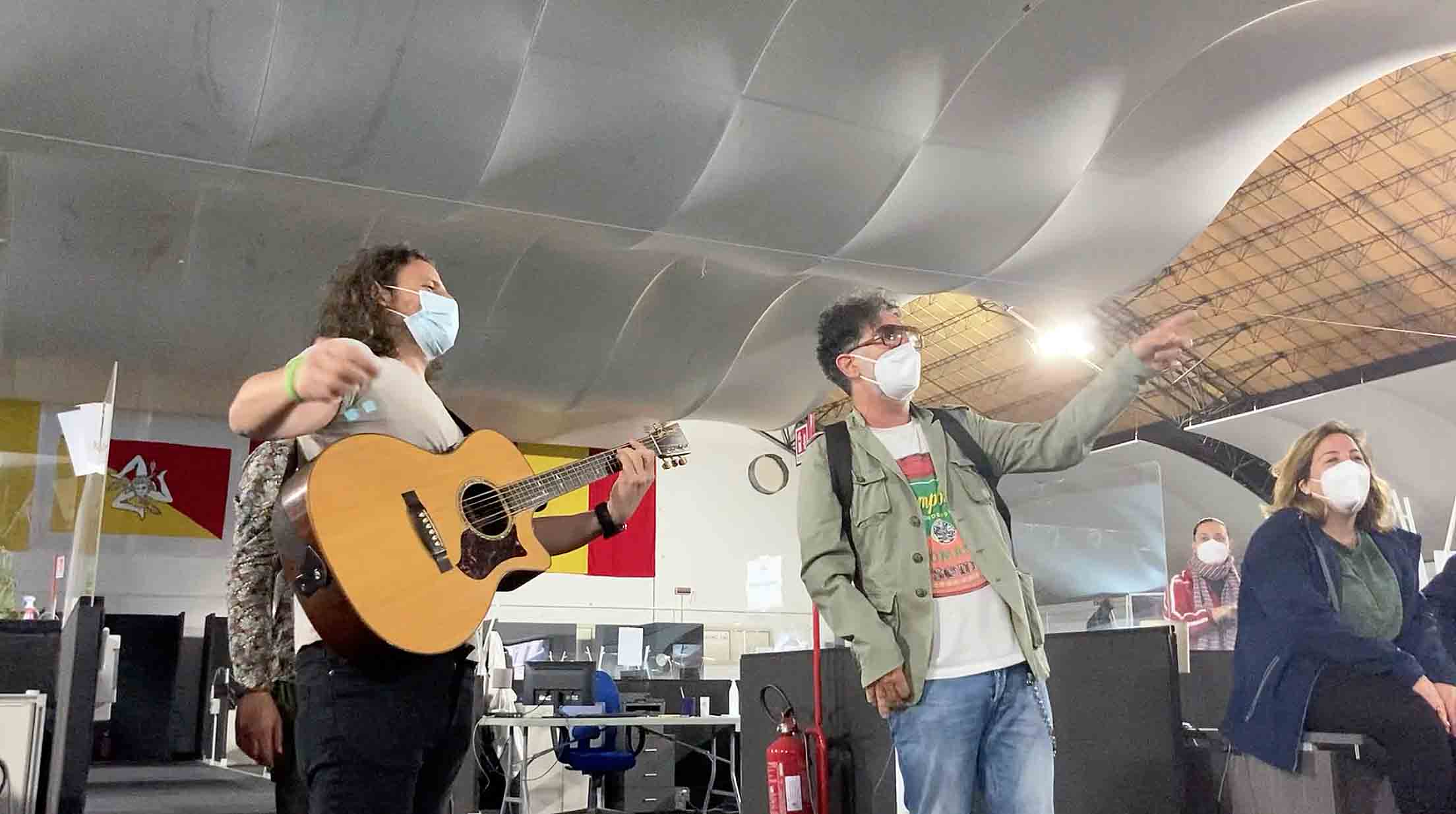 Musica per i medici che combattono il Covid, l’omaggio di Lello Analfino