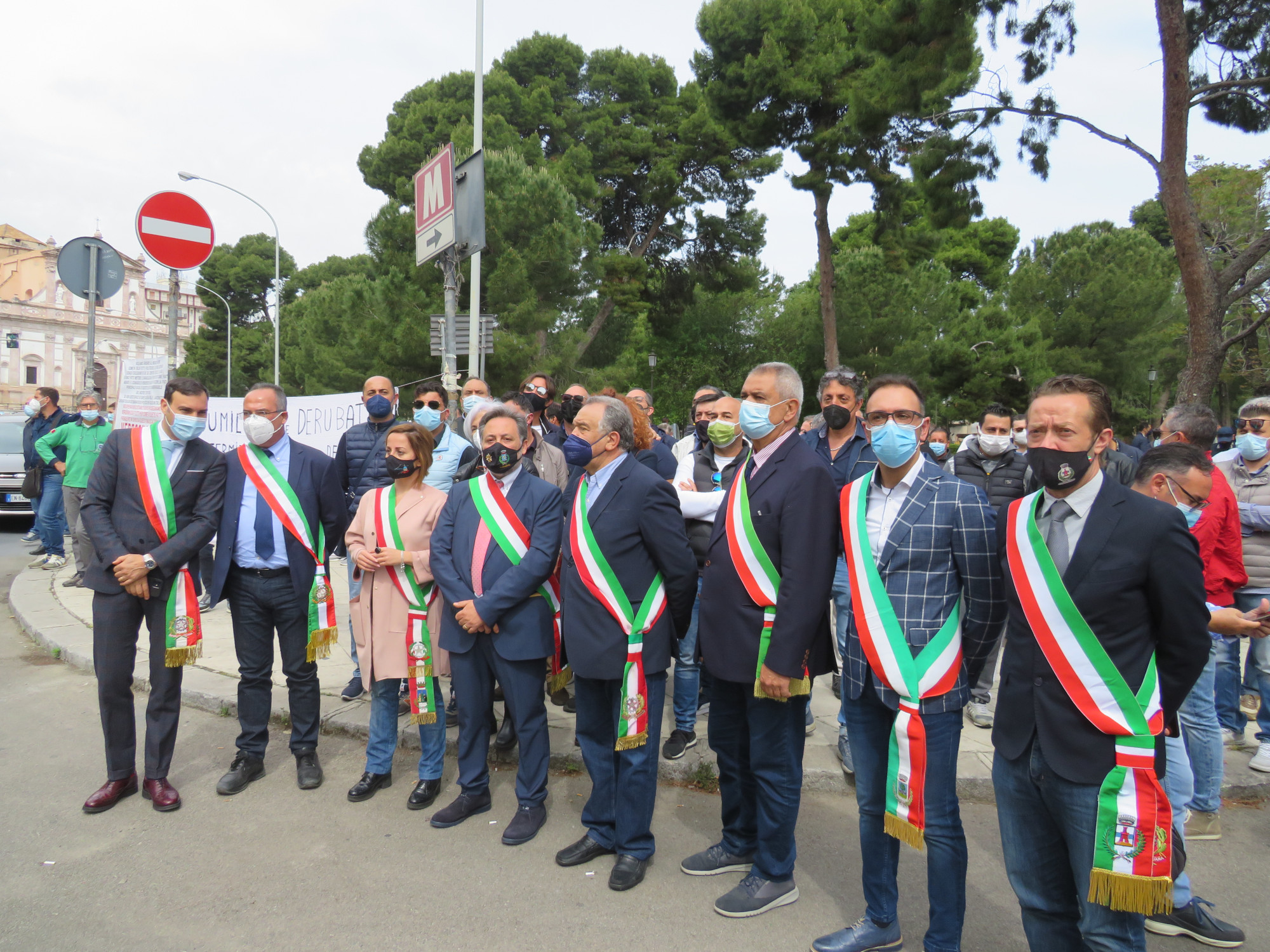 Blutec, lavoratori protestano davanti Palazzo d’Orleans