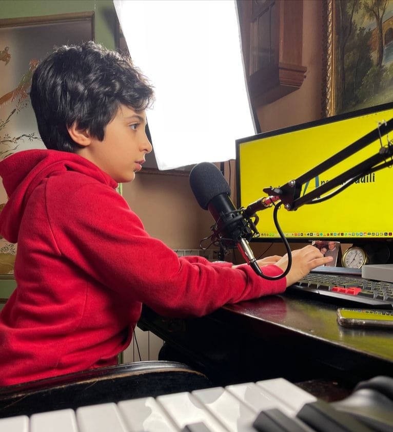 Un palermitano di 10 anni diventa speaker per una radio di Milano