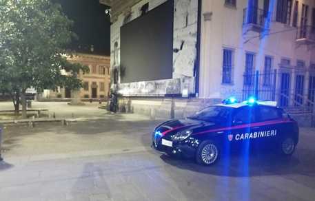 Milano, gli aizzano contro un cane, carabiniere spara ma ferisce donna