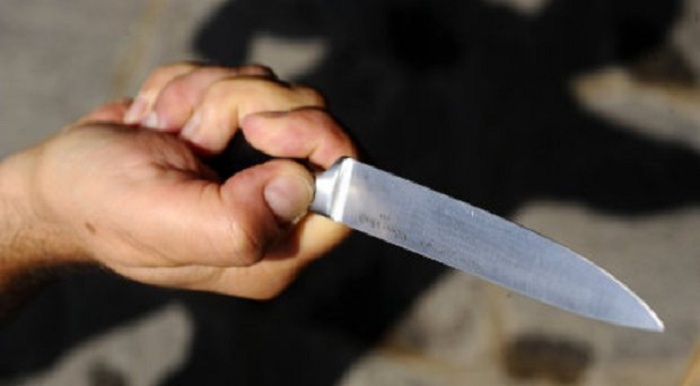 Uccide il padre a coltellate e si costituisce accompagnato dalla madre