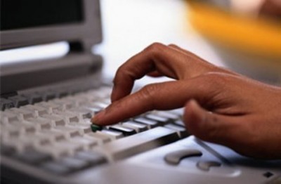 Si fingeva adolescente su Facebook e chiedeva video hot a minori