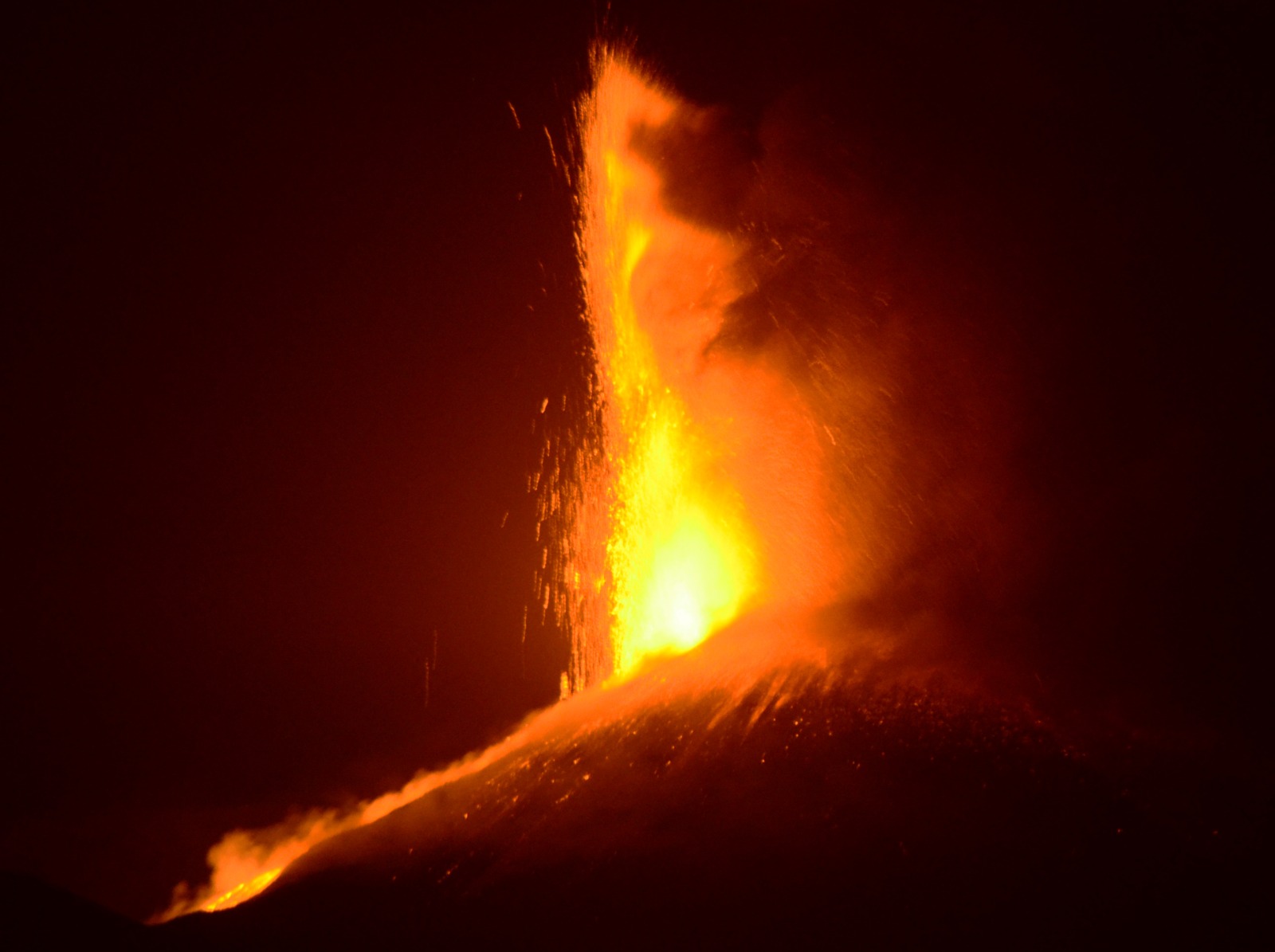 Etna, ancora una notte di fontane di lava, poi la calma