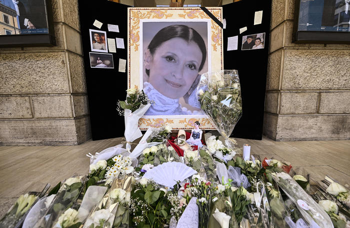 Funerali Carla Fracci, l’ultimo saluto alla étoile italiana-FOTO