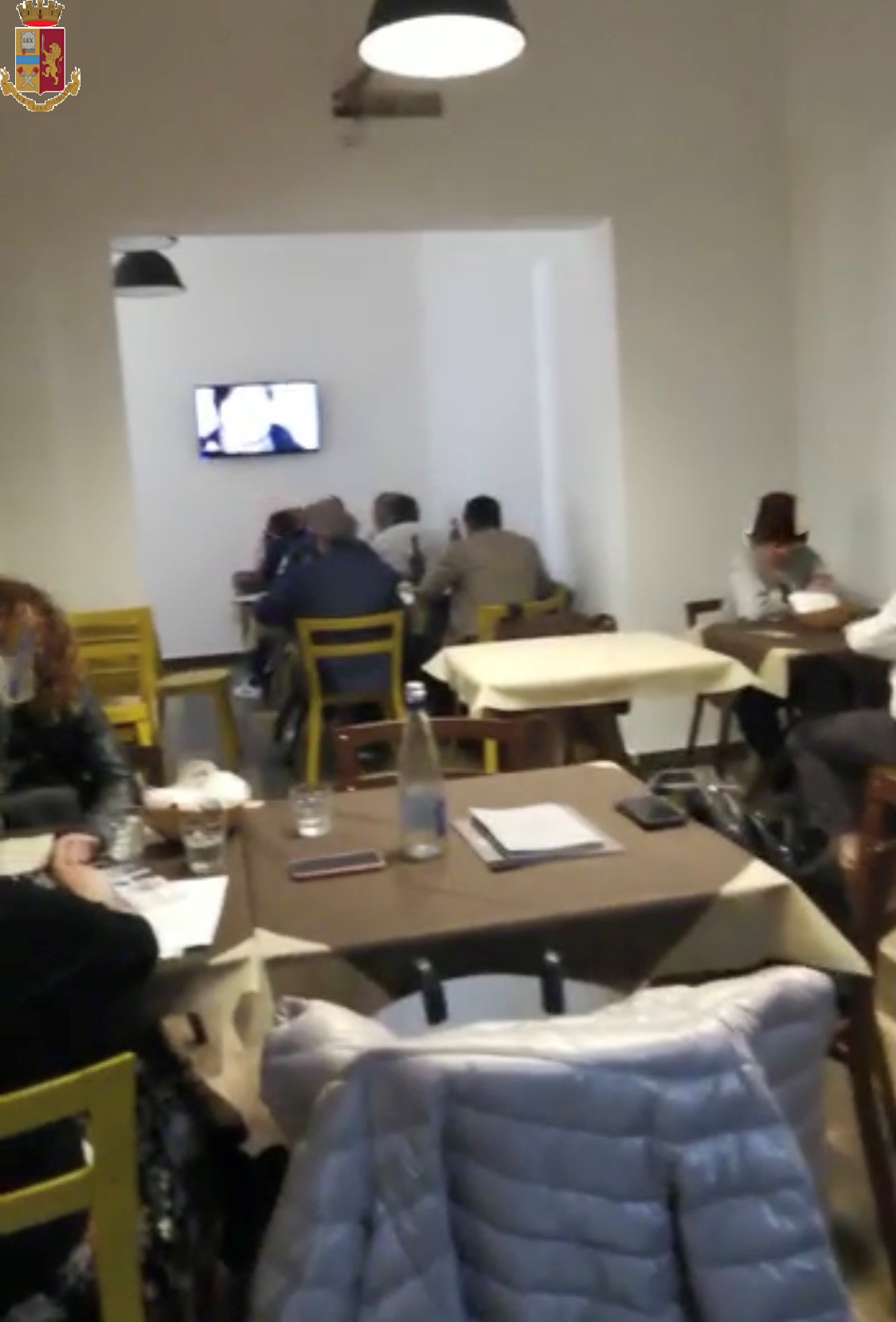 Aci Castello, pizzeria aperta, clienti ai tavoli, multa per tutti