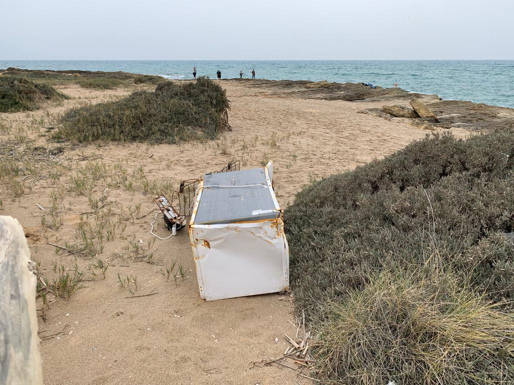 Punta Braccetto, frigo gettato nella scogliera dei Canalotti