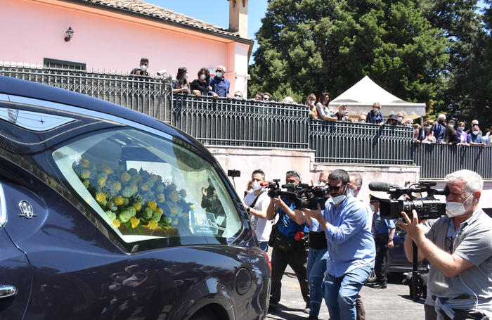 Addio a Franco Battiato, la salma in Calabria, dove sarà cremata