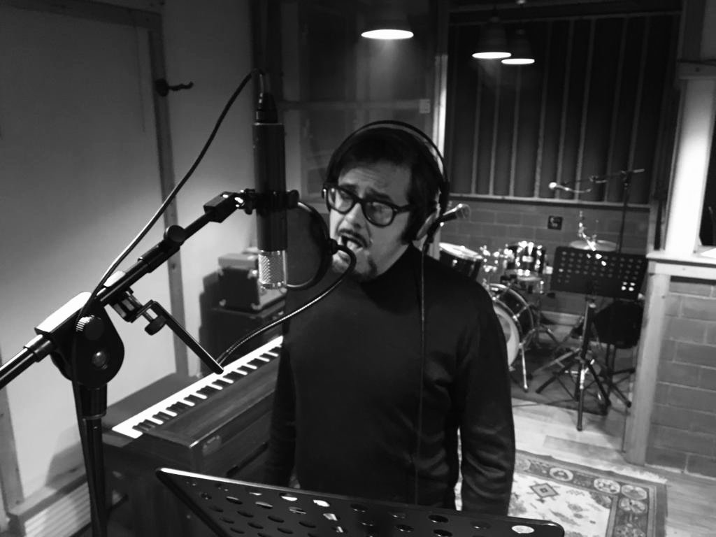 Greg, non solo comico. Esce il suo disco “A swingin’ Affaire