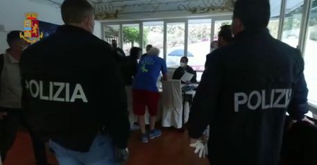 “Guaritrice miracolosa” promette interventi su Dna umano, denunciata