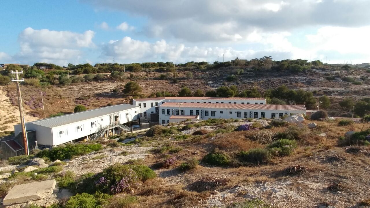 Sbarchi a Lampedusa, cadavere di 30enne recuperato su un barchino: indagini in corso
