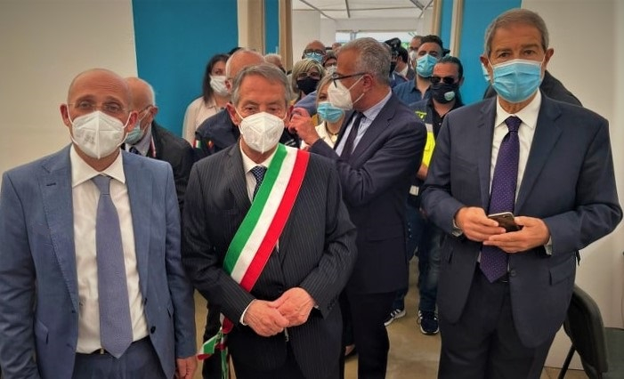 Vaccini, Nello Musumeci inaugura l’hub di Brolo Vaccini, Nello Musumeci inaugura l’hub di Brolo