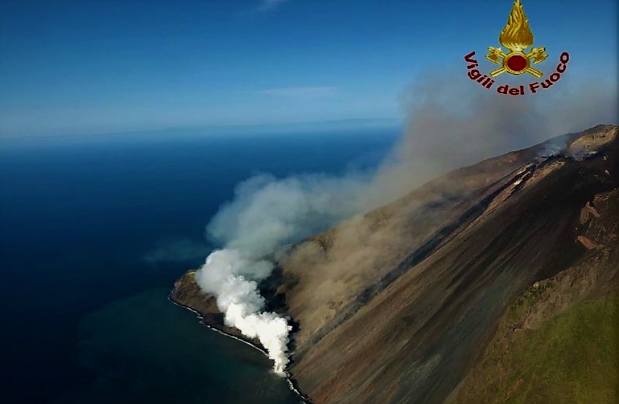 Stromboli, la colata lavica in mare attrazione per i turisti