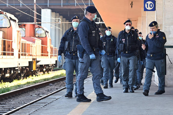 Droga, maxioperazione nella notte a Messina, decine di arresti