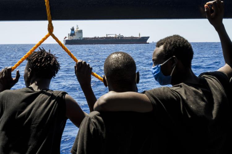 Migranti, in 572 su Ocean Viking, “Urgente porto sicuro”