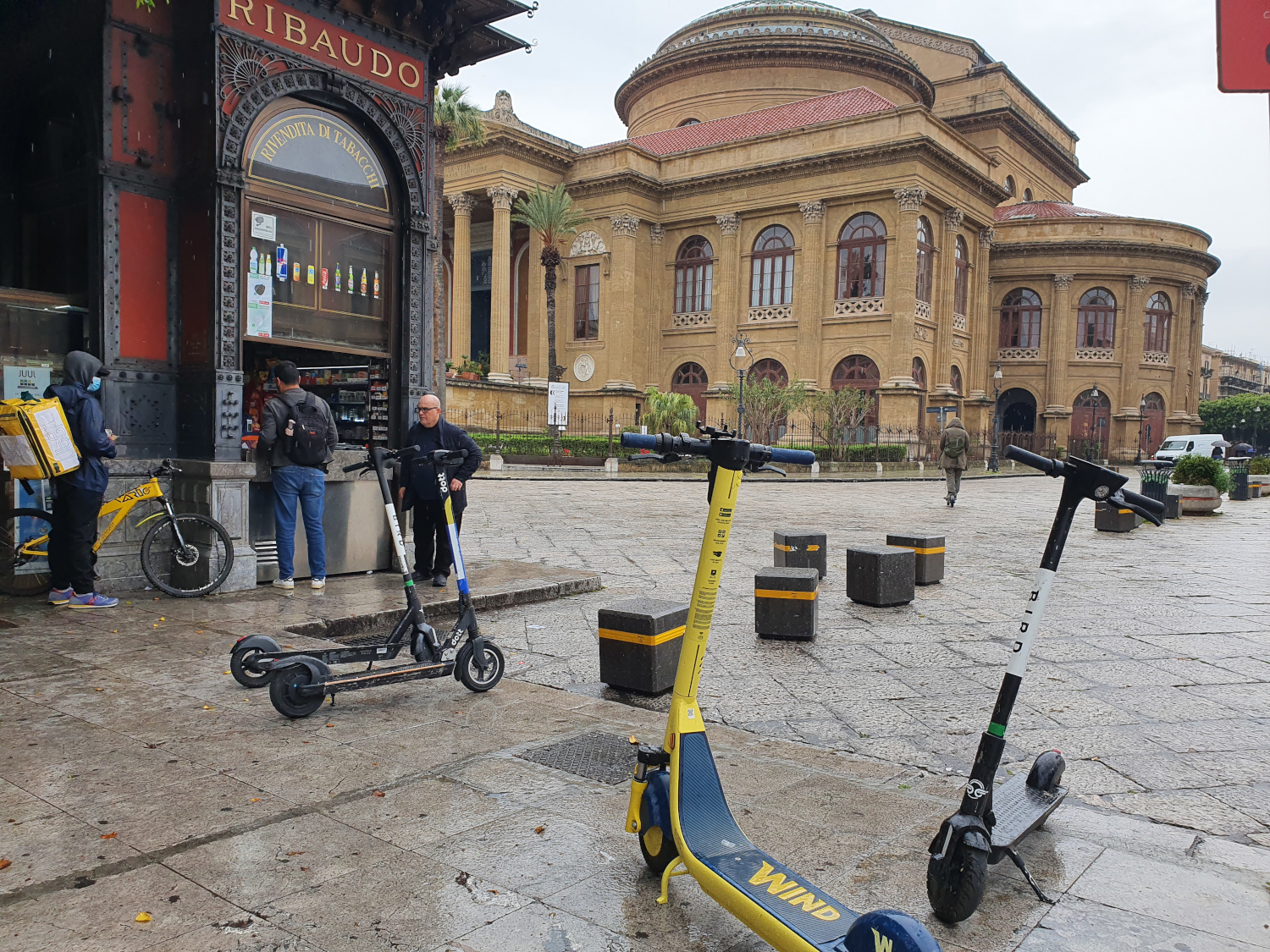 Stretta all’uso dei monopattini elettrici, nuove regole per guidarli