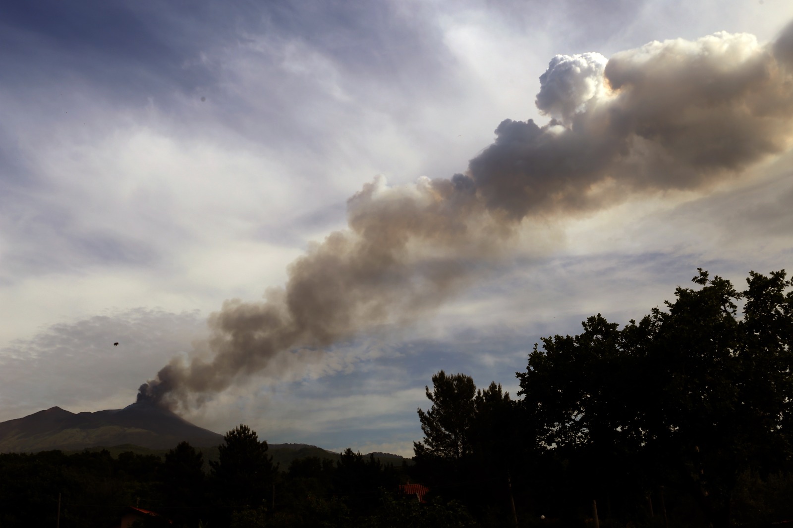 Etna, ripresa dal Cratere di Sud est l’attività stromboliana