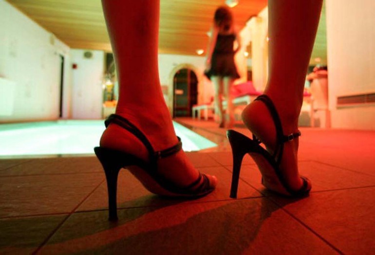 “Ci servono i soldi per sposarci”: fidanzato fa prostituire compagna 18enne