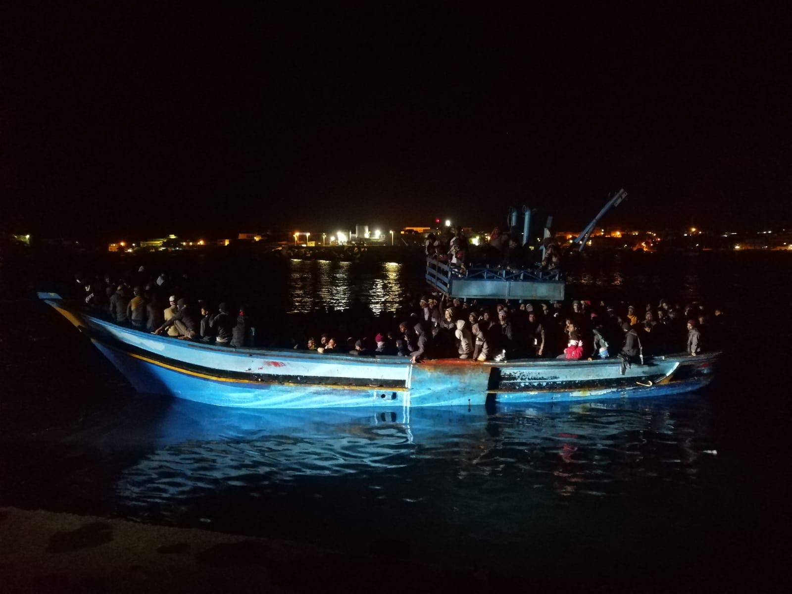 Ancora migranti a Lampedusa, 238 persone sbarcate nella notte con peschereccio