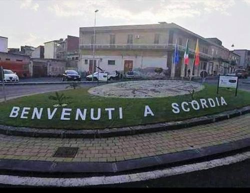 Scordia, cinquantenne ferito con diverse coltellate: due fermati